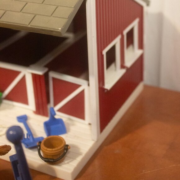 Breyer Stablemates Red Stable & 2 Horses Set - Picture 8 of 12